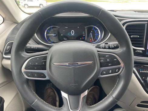 Used 2022 Chrysler Pacifica Touring-L FWD image 15
