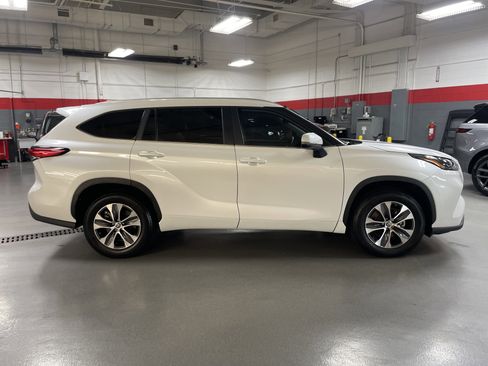 Used 2023 Toyota Highlander XLE image 11