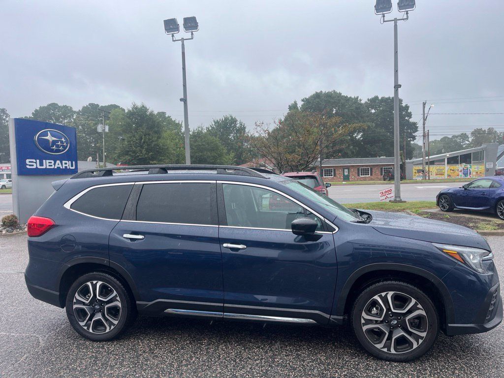 Used 2025 Subaru Ascent Touring AWD/4WD image 3