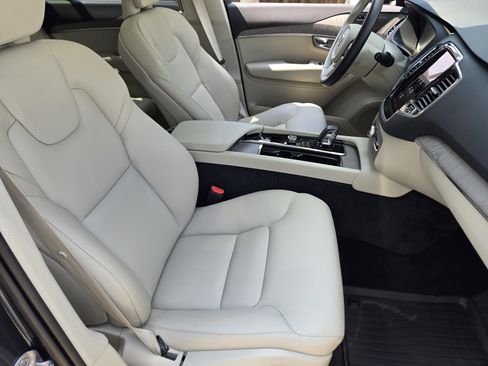 Certified 2025 Volvo XC90 T8 Plus w/ Protection Package Premier image 17