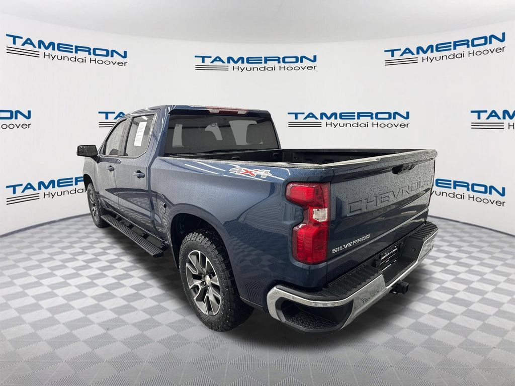 Used 2022 Chevrolet Silverado 1500 LT AWD/4WD image 3