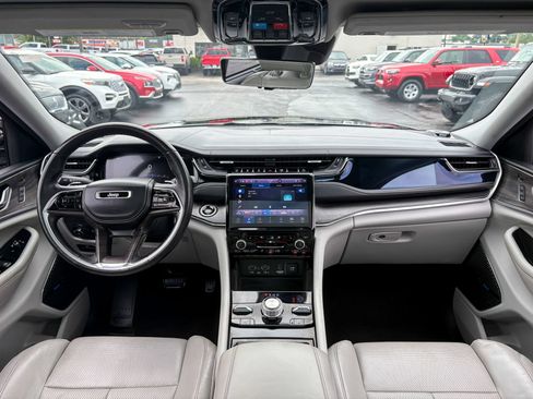 Used 2022 Jeep Grand Cherokee Overland w/ Luxury Tech Group IV AWD/4WD image 33