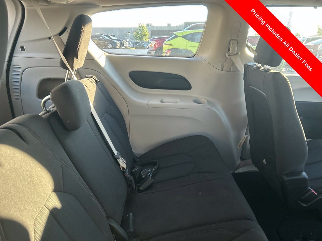 Used 2018 Chrysler Pacifica Touring Plus w/ Tire & Wheel Group FWD image 5