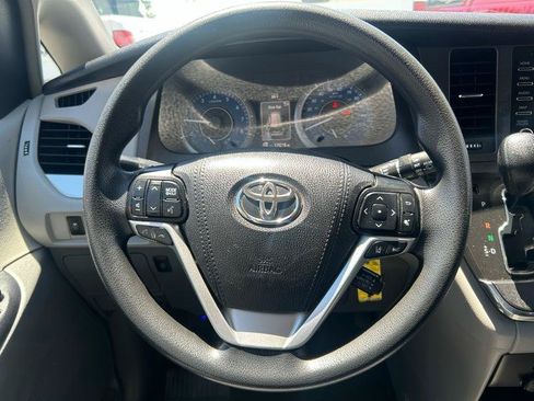 Used 2019 Toyota Sienna LE w/ Carpet Mat Package FWD image 10