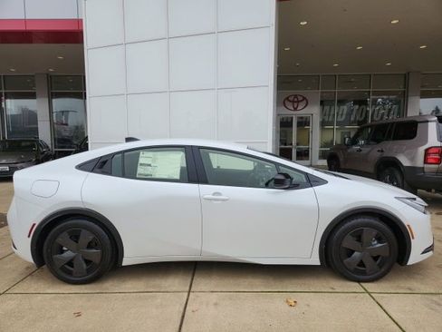 New 2026 Toyota Prius Plug-In Hybrid FWD image 3