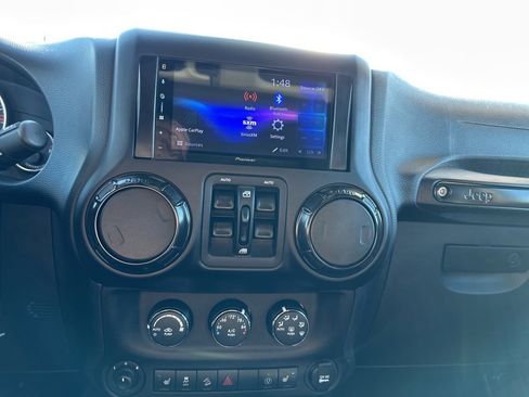 Used 2017 Jeep Wrangler Unlimited Rubicon image 4