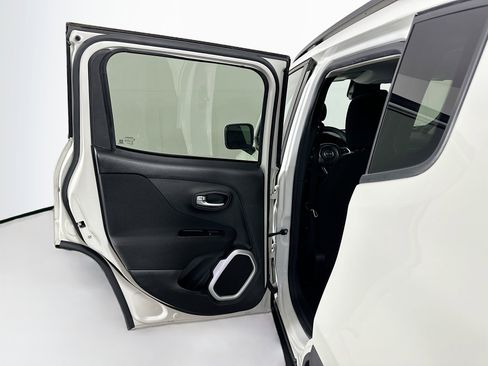 Used 2018 Jeep Renegade Latitude image 24