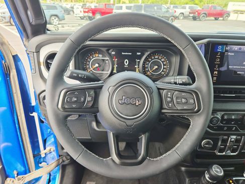 Used 2025 Jeep Gladiator Sport AWD/4WD image 22
