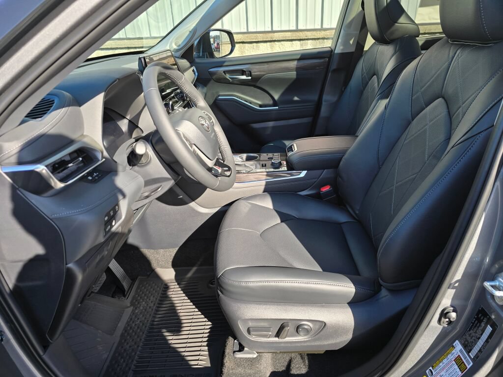 New 2026 Toyota Highlander Platinum AWD/4WD image 15