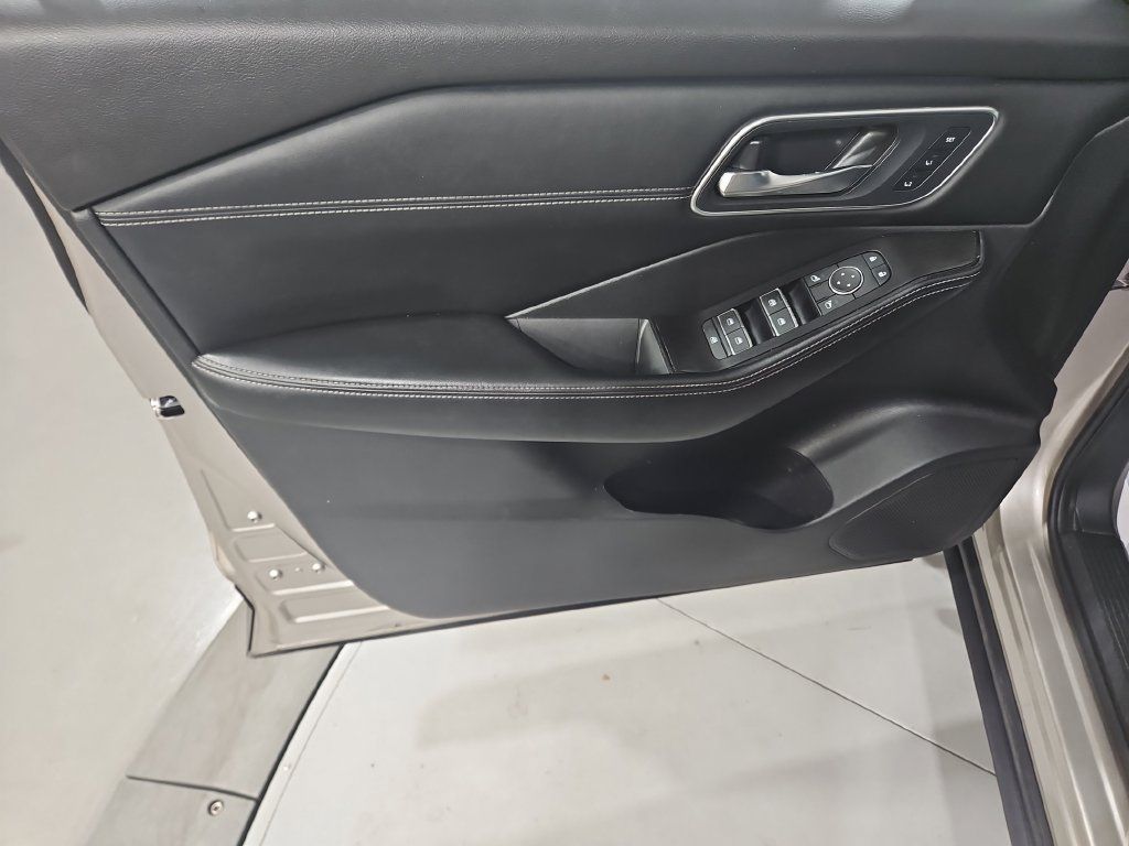 Certified 2025 Nissan Rogue Platinum FWD image 12