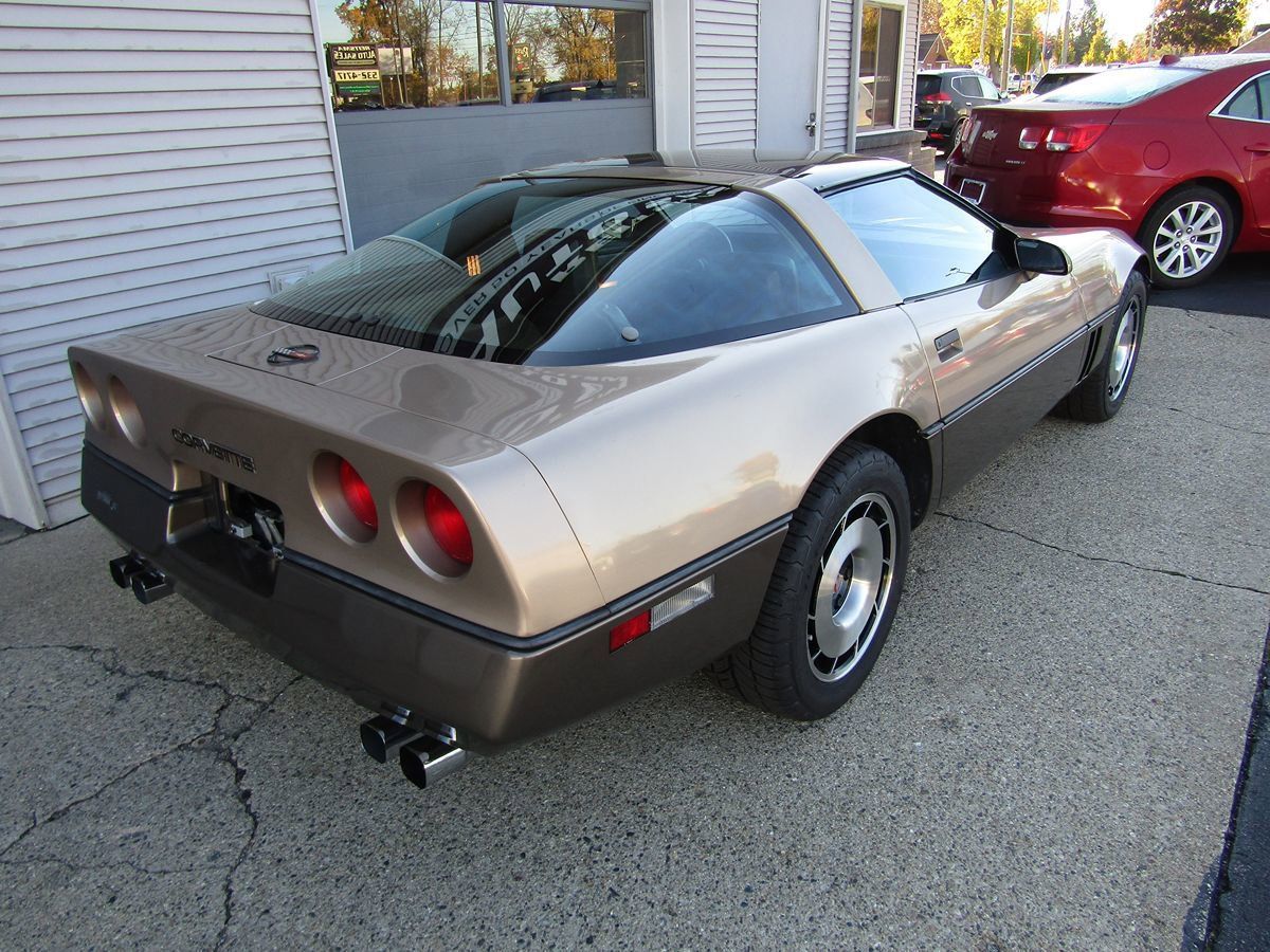 Used 1985 Chevrolet Corvette Coupe RWD image 3