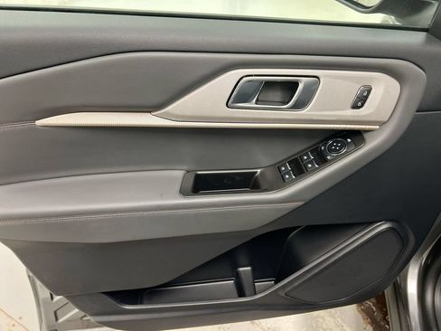Used 2025 Ford Explorer Active AWD/4WD image 21