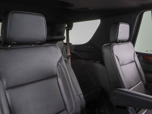 Used 2025 GMC Yukon Denali w/ Sun & Power Step Package image 32