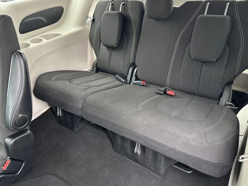 Used 2024 Chrysler Voyager LX image 16