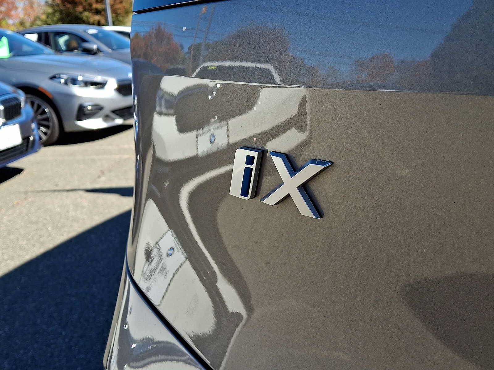 Used 2024 BMW iX xDrive50 w/ Premium Package AWD/4WD image 31