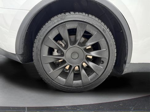 Used 2024 Tesla Model Y Long Range image 12