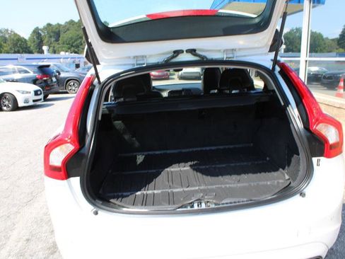 Used 2017 Volvo V60 T5 Premier w/ Convenience Package image 18