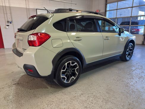 Used 2017 Subaru Crosstrek 2.0i Premium w/ Moonroof Package AWD/4WD image 6