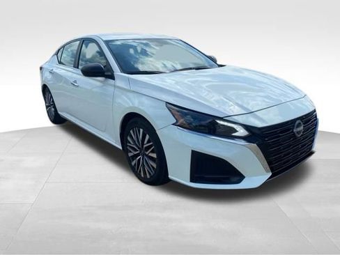 Used 2025 Nissan Altima 2.5 SV FWD image 10