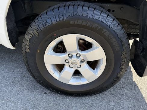 Used 2011 Nissan Frontier SV AWD/4WD image 12