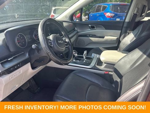 Used 2022 Kia Carnival LX FWD image 8