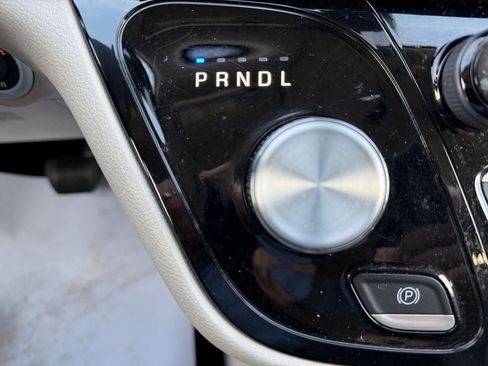 Used 2024 Chrysler Pacifica Touring-L image 23