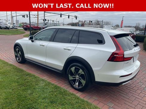 Used 2025 Volvo V60 B5 Cross Country Plus image 11