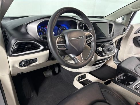 Used 2024 Chrysler Pacifica Touring-L FWD image 8