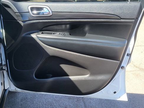 Used 2019 Jeep Grand Cherokee Laredo image 18