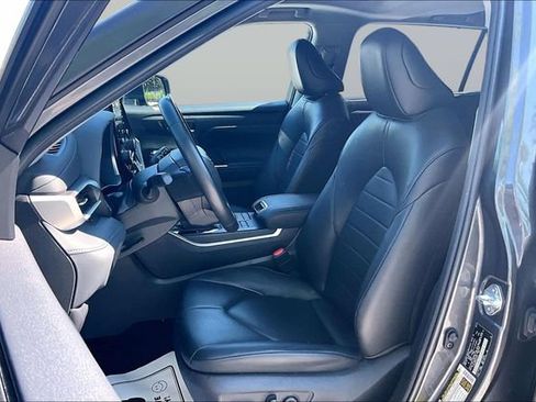 Used 2022 Toyota Highlander XLE AWD/4WD image 24
