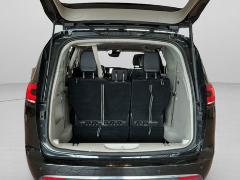 Used 2024 Chrysler Pacifica Touring-L FWD image 35