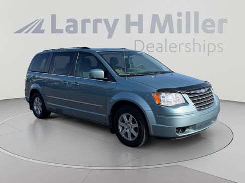 Used 2010 Chrysler Town & Country Touring FWD image 8