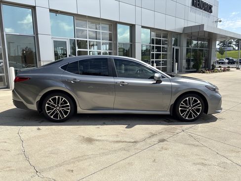 Used 2025 Toyota Camry XLE FWD image 10