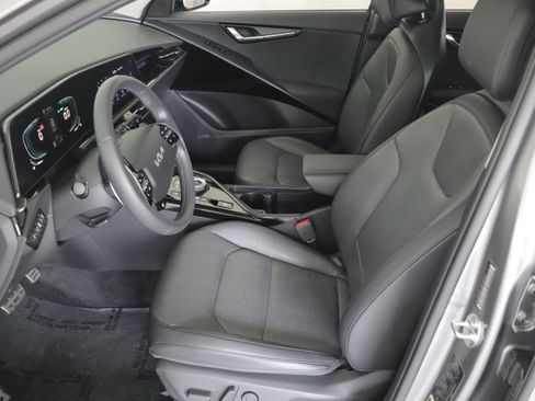 Used 2024 Kia Niro SX Touring FWD image 8