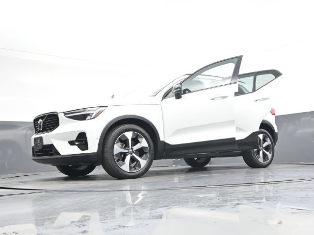 Used 2023 Volvo XC40 B4 Ultimate FWD image 42