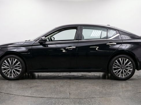 Used 2025 Nissan Altima 2.5 SV FWD image 5