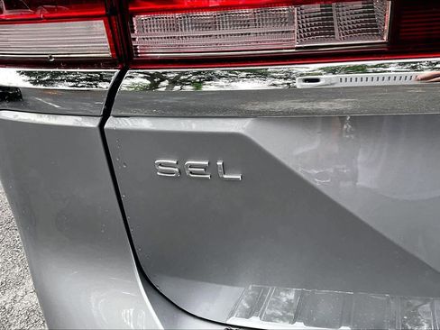 Used 2024 Volkswagen Atlas SEL AWD/4WD image 10