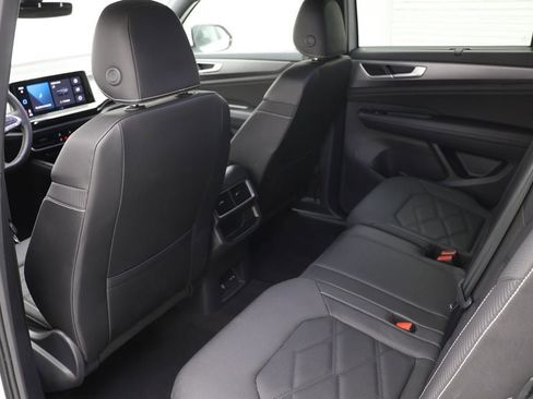 Used 2025 Volkswagen Atlas Cross Sport SE image 12