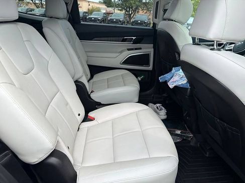 Used 2023 Kia Telluride EX w/ EX Captain's Chair Package AWD/4WD image 13