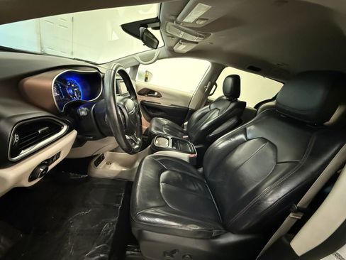 Used 2017 Chrysler Pacifica Touring-L image 16