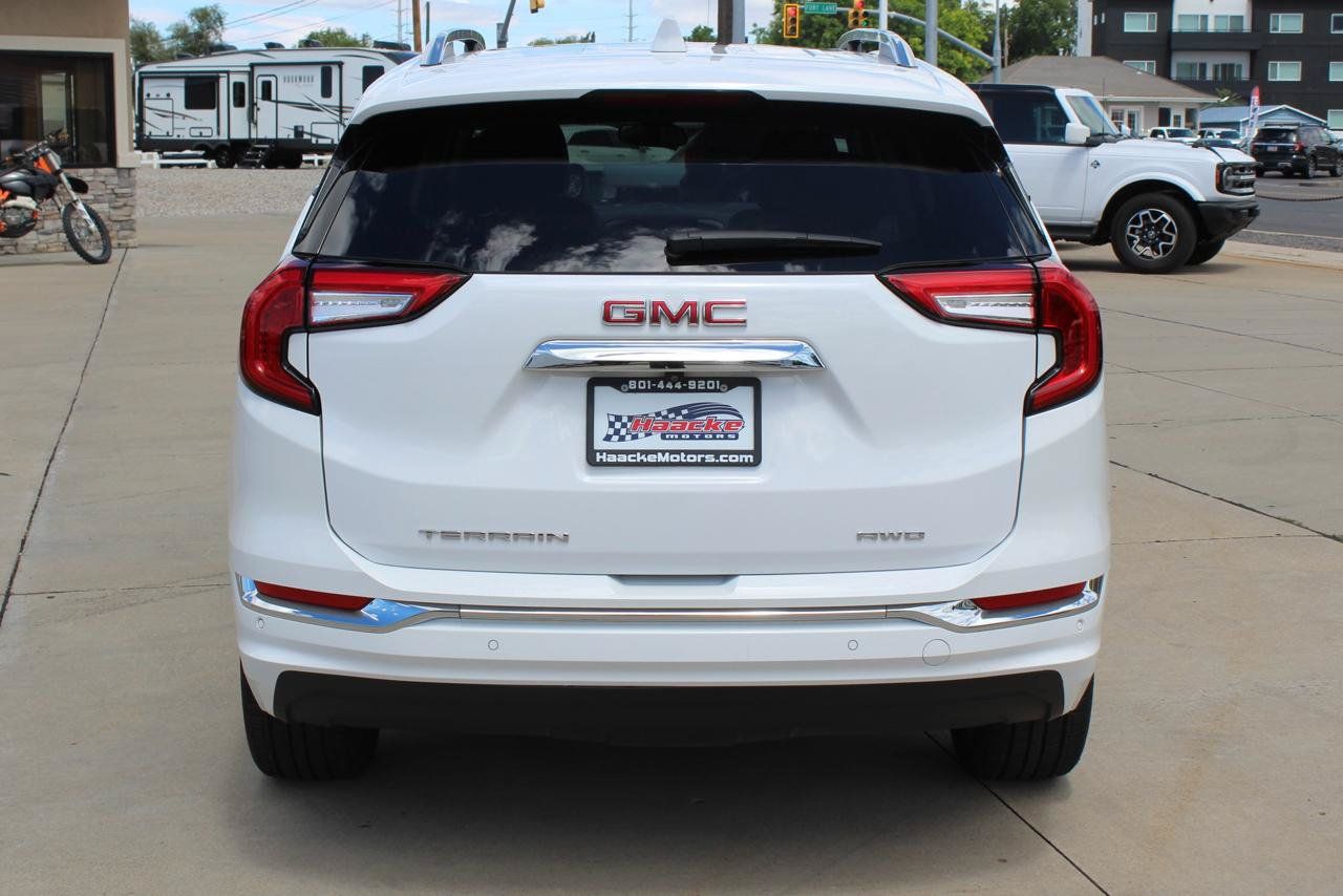 Used 2024 GMC Terrain Denali w/ Denali Premium Package AWD/4WD image 9