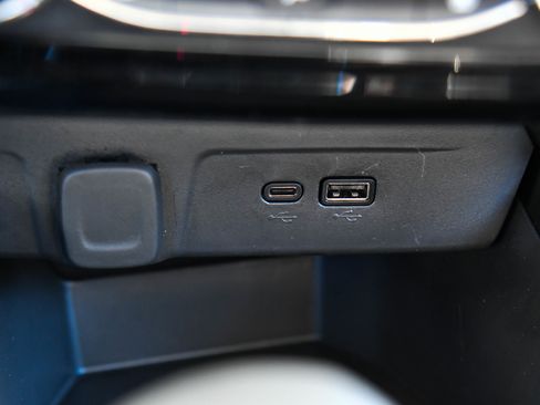 Used 2025 Chevrolet Trax LT w/ LT Convenience Package image 23