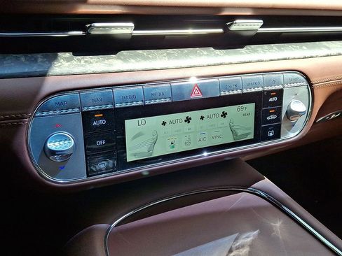 Used 2025 Genesis G90 3.5T AWD/4WD image 19