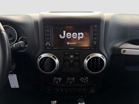 Used 2017 Jeep Wrangler Unlimited Sahara w/ Connectivity Group AWD/4WD image 16