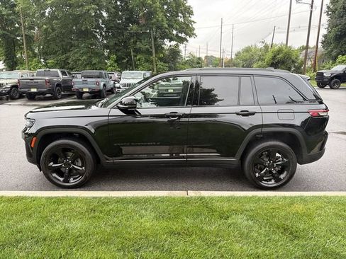 Used 2023 Jeep Grand Cherokee Altitude AWD/4WD image 7