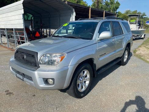 Used 2006 Toyota 4Runner SR5 AWD/4WD image 2