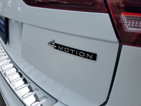 Certified 2022 Volkswagen Tiguan SEL R-Line image 10