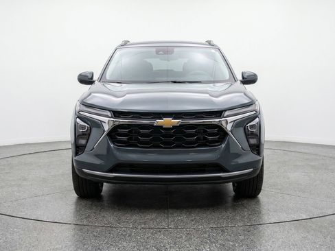 Used 2025 Chevrolet Trax LT w/ LT Convenience Package FWD image 2