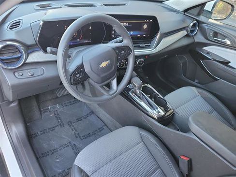 Used 2025 Chevrolet Trax LT image 2