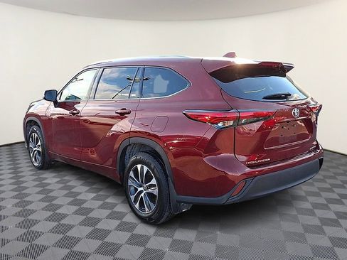 Used 2021 Toyota Highlander XLE image 6